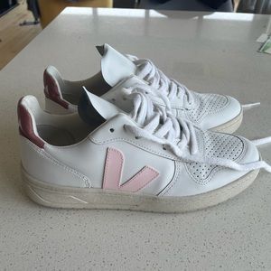 LIKE NEW Veja V-10 Lace-Up Sneakers